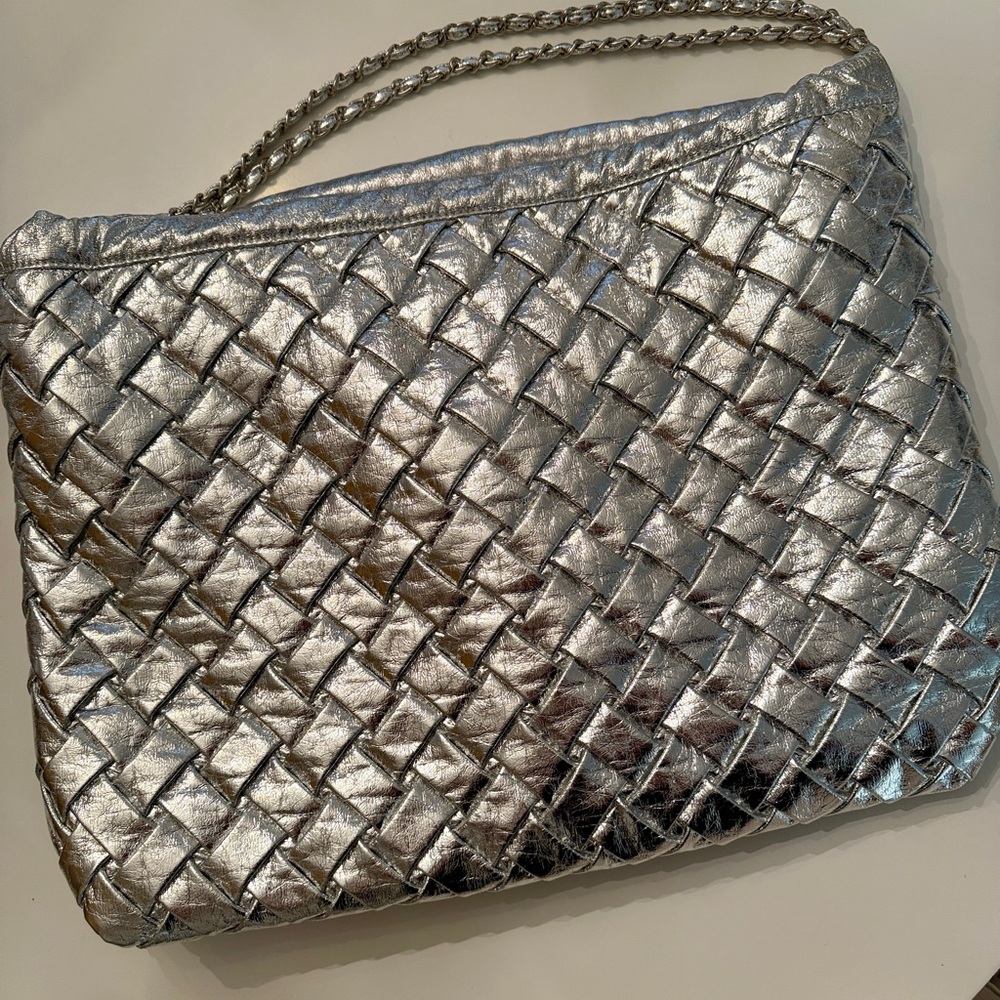 Elegant Silver Woven Shoulder Bag - Picture 2 of 9